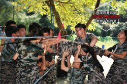 以军人的历练凝聚团队的力量，深圳拓展训练助企业创造未来！