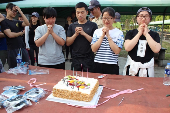 深圳拓展为学员准备了生日蛋糕